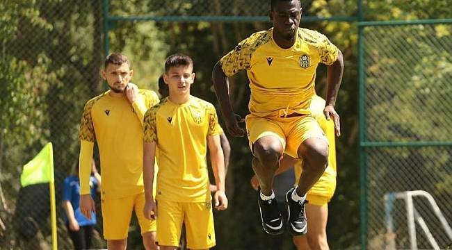 YMS 6 takviye yaparken, 7 futbolcuyla da yollarını ayırdı