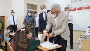 Başkan Güder'den öğrencilere ikram ve hediye