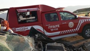 Pikap refüje çarptı: 1 ölü