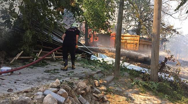 Şiddetli rüzgar çatı uçurdu