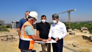 Vali Baruş, deprem konutlarını inceledi