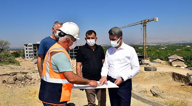 Vali Baruş, deprem konutlarını inceledi