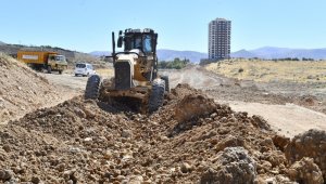 Yeşilyurt'ta yol çalışmalarına önem