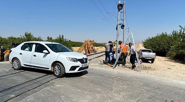 Yük treni hemzemin geçitte tıra çarptı