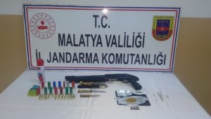 Araçta uyuşturucu ve silah ele geçirildi