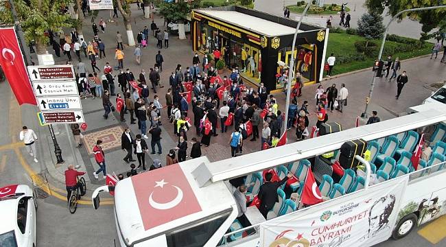 Cumhuriyet Kortej yürüyüşüne büyük katılım