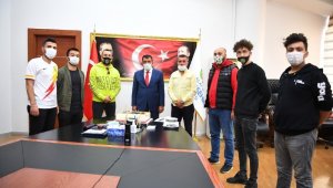Derebeylerinden Gürkan'a sürpriz kutlama