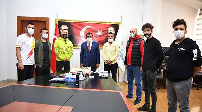 Derebeylerinden Gürkan'a sürpriz kutlama