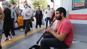 Düğünler eğlenceler yasaklanınca ekmeğini sokaktan çıkarıyorlar