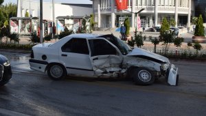 İki otomobil çarpıştı: 1 yaralı
