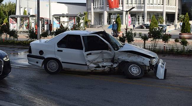 İki otomobil çarpıştı: 1 yaralı