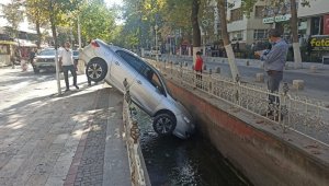 Otomobil Su Kanalına Düştü
