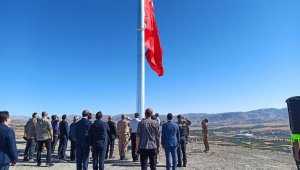 Özel Harekat binası için dev Türk bayrağı
