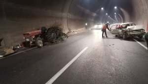 Doğanşehir'de otomobil ile traktör çarpıştı 3 kişi yaralandı
