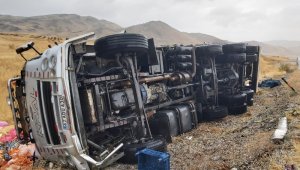 Doğanşehir'de tır şarampole devrildi