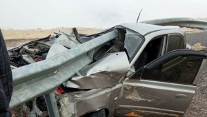 Hurdaya dönen araçtan sağ çıktılar