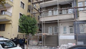 İnşaat iskelesinden düşen işçi yaralandı