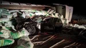 Tır otomobilin üzerine devrildi: 1 ölü