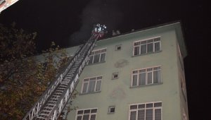 5 katlı apartmanın çatısında korkutan yangın