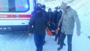 Araç uçuruma yuvarlandı: 2 yaralı