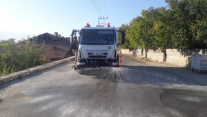 Cadde ve sokaklar ilaçlı sularla yıkanıyor