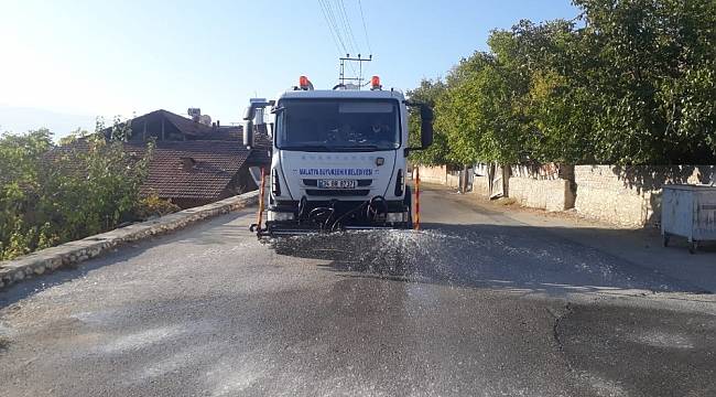 Cadde ve sokaklar ilaçlı sularla yıkanıyor