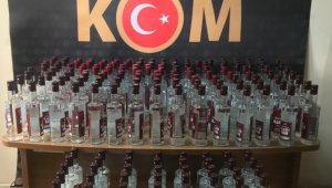 Onlarca şişe kaçak içki ele geçirildi