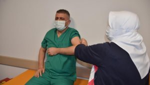 Başhekim Aktürk'te aşı oldu