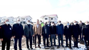 Depremin yıl dönümünde deprem konutları incelendi