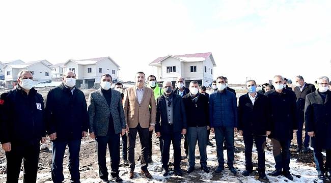 Depremin yıl dönümünde deprem konutları incelendi