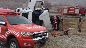 Doğanşehir'de Tır Yan Yattı: 1 Ölü