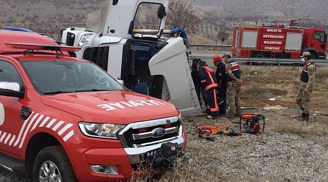 Doğanşehir'de Tır Yan Yattı: 1 Ölü