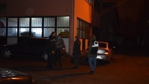 İşyerinin önünde beklerken ayağından yaralandı