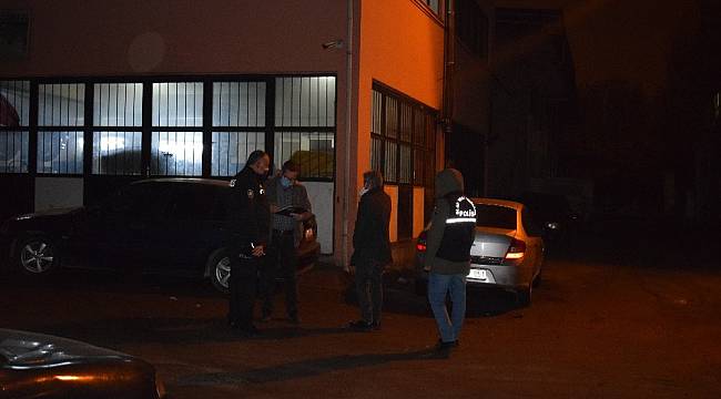 İşyerinin önünde beklerken ayağından yaralandı