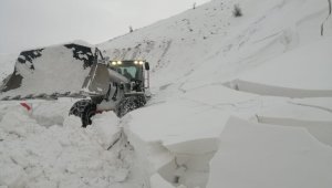 Karda yolda kalan öğretmenlerin imdadına büyükşehir yetişiyor
