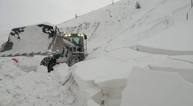Karda yolda kalan öğretmenlerin imdadına büyükşehir yetişiyor
