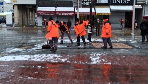 Malatya'da kar yağdı hummalı çalışma başladı