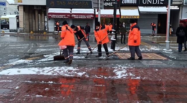 Malatya'da kar yağdı hummalı çalışma başladı