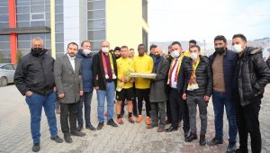 Taraftardan takıma destek, yönetime tepki
