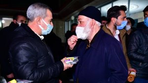 Başkan Çınar, kandil simidi, lokum ve gül suyu dağıttı