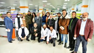 Başkan Çınar, sanatçıları doğal ürünler pazarında ağırladı