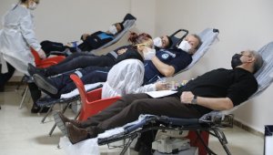 Belediye personelinden Kızılay'a kan desteği