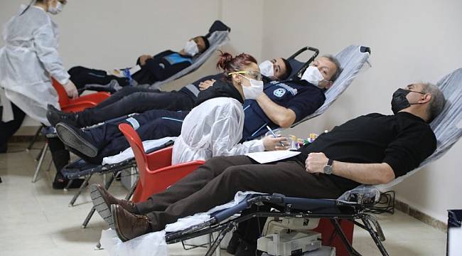 Belediye personelinden Kızılay'a kan desteği
