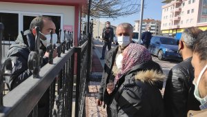 Çocukları kaçırılan aileler, adli tıp önünde