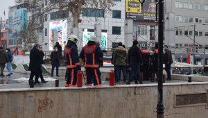 Kendini yakmaya çalışan şahsı, polis ikna etti