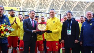 Umut Bulut, Süper Lig'de en çok forma giyen oyuncu oldu