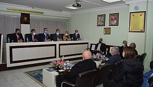 “Virüs siyasi toplantılara, uçağa giremiyor, bir tek esnafın dükkanına giriyor”