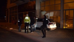 Yakınını Ölümle Tehdit Etti, Aracında 2 Pompalı Tüfekle Yakalandı