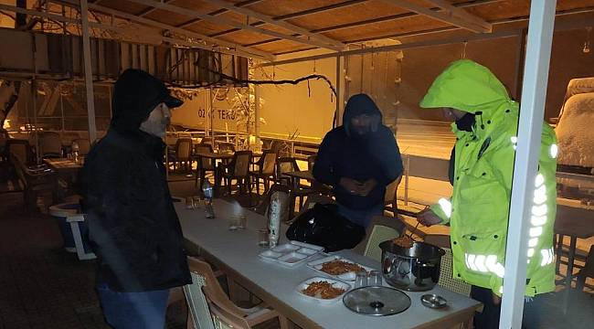 Yolda Kalan Sürücülere İkram