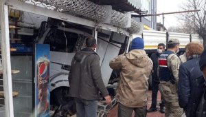 Yoldan çıkan tır iş yerine girdi: 4 yaralı